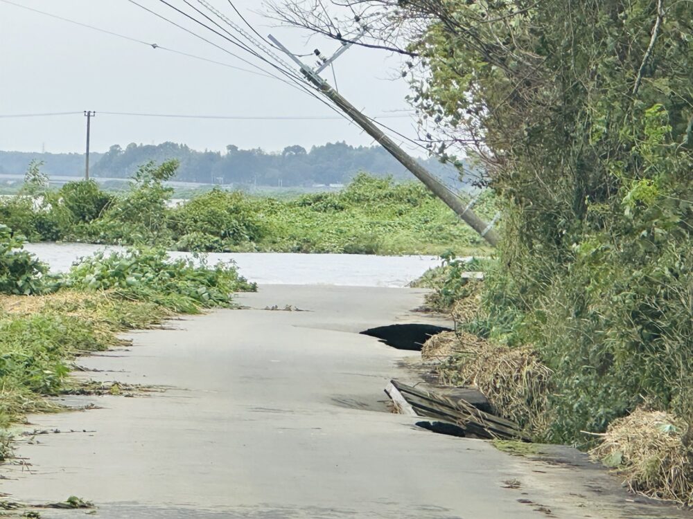 決壊した北印旛沼の水位を下げるため、長門川から利根川への排水が進められています。 3