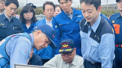 印旛沼の堤防決壊現場を、熊谷知事とともに視察