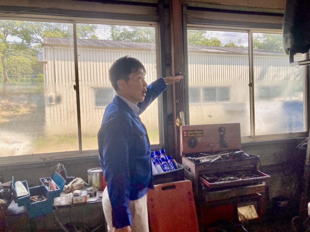 預かった車は30台、工場も顧客情報も。水につかった自動車板金工場