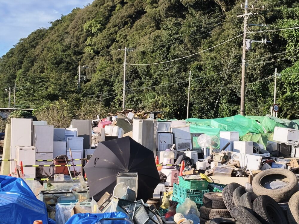 家財はすべて外に運び出した。 3