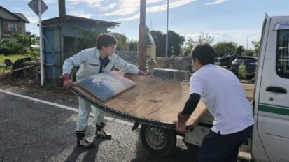 家財道具は外に出した。次は送風機、そして消毒。