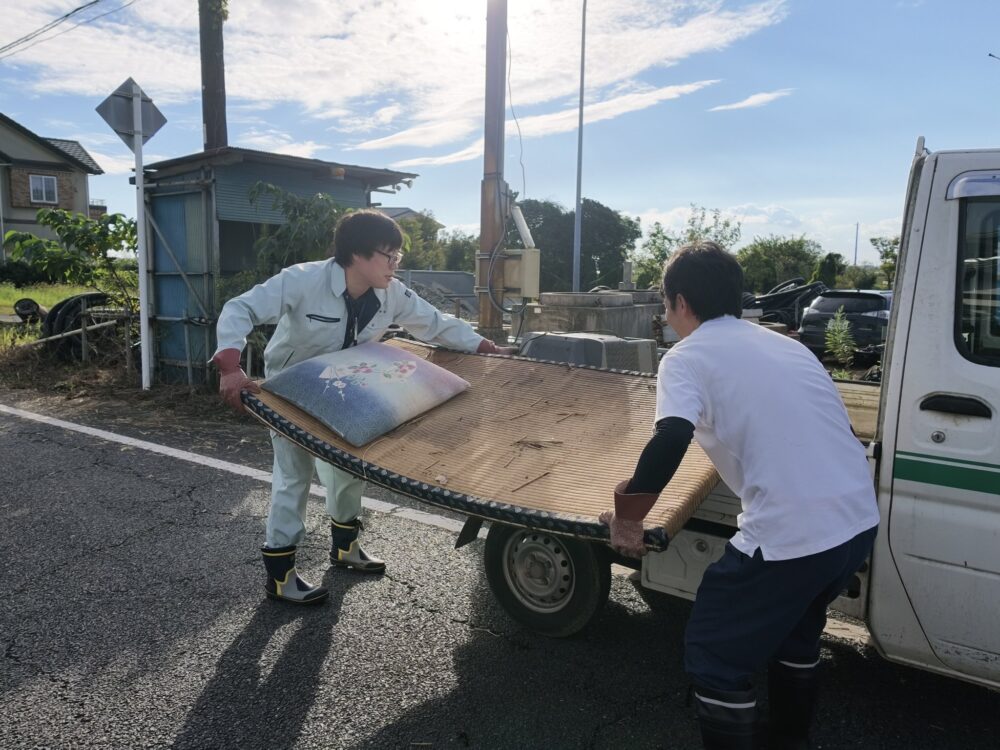 家財はすべて外に運び出した。
