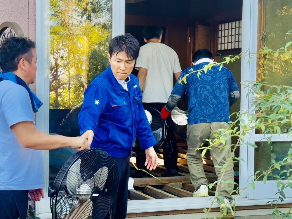 床上浸水したお宅では、家の中を乾かし次の段階として消毒を進めます。