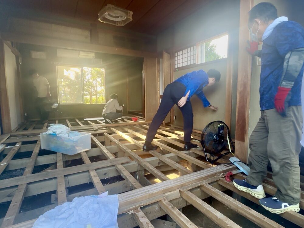 床上浸水したお宅では、家の中を乾かし次の段階として消毒を進めます。 2