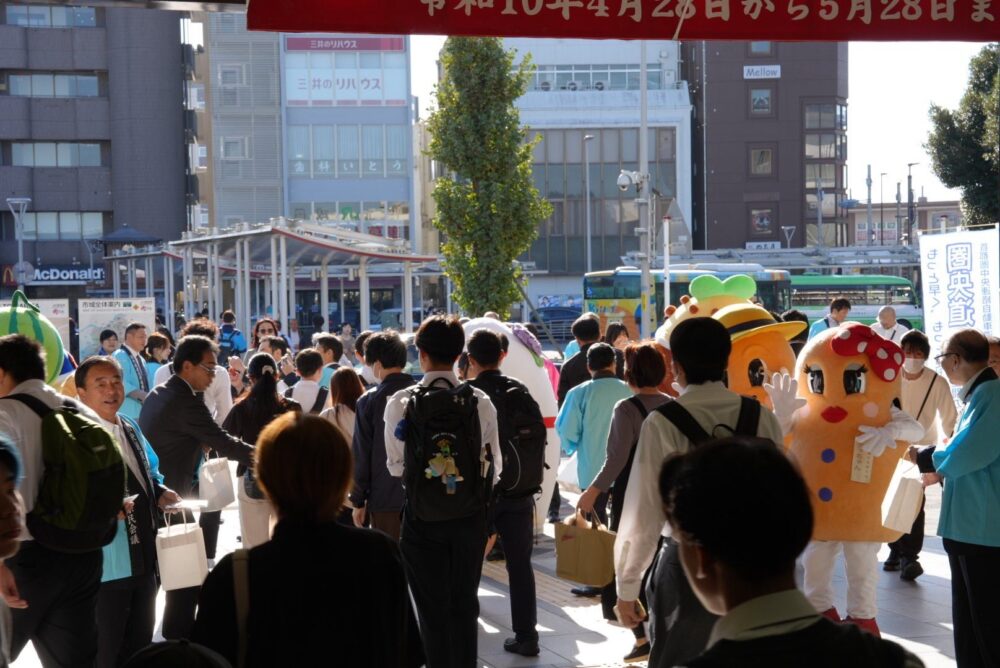 今朝は、JR成田駅西口デッキで行われた「首都圏中央連絡自動車道建設促進県民会議」の駅頭キャンペーンに参加しました。 3