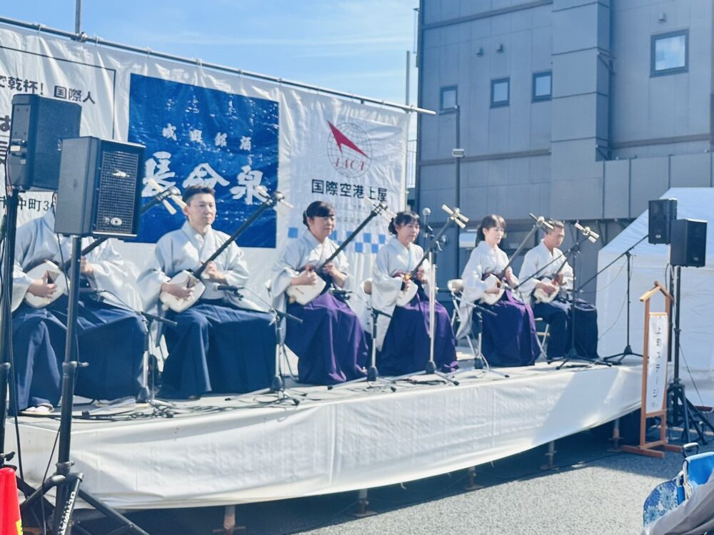 続いて、第32回「成田弦まつり」の開会式へ。今年も成田の表参道に三味線をはじめとする弦楽器の音色が響きます。 3