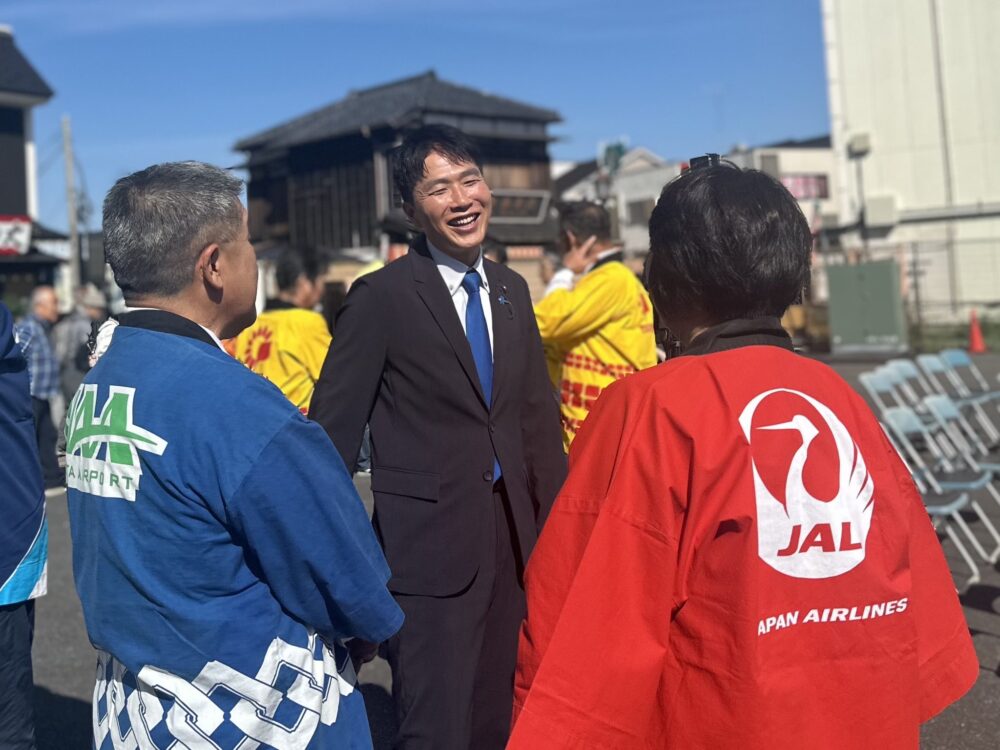 続いて、第32回「成田弦まつり」の開会式へ。今年も成田の表参道に三味線をはじめとする弦楽器の音色が響きます。 2